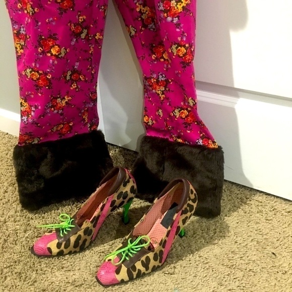 Dolce Gabbana flower printed pink jeans with brown fur and top. - Picture 2 of 10